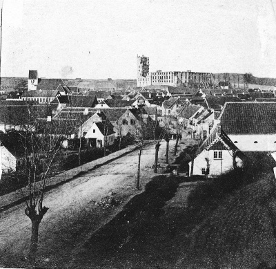 Sdr. Landevej, nu Haderslevvej og Søndergade Syd set mod Sct. Nicolai Kirke og Koldinghus ca. 1870. Kolding Stadsarkiv, Fotograf. N. N.