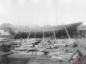 Større træskib på bedding ved Kolding Skibsværft. ca. 1905