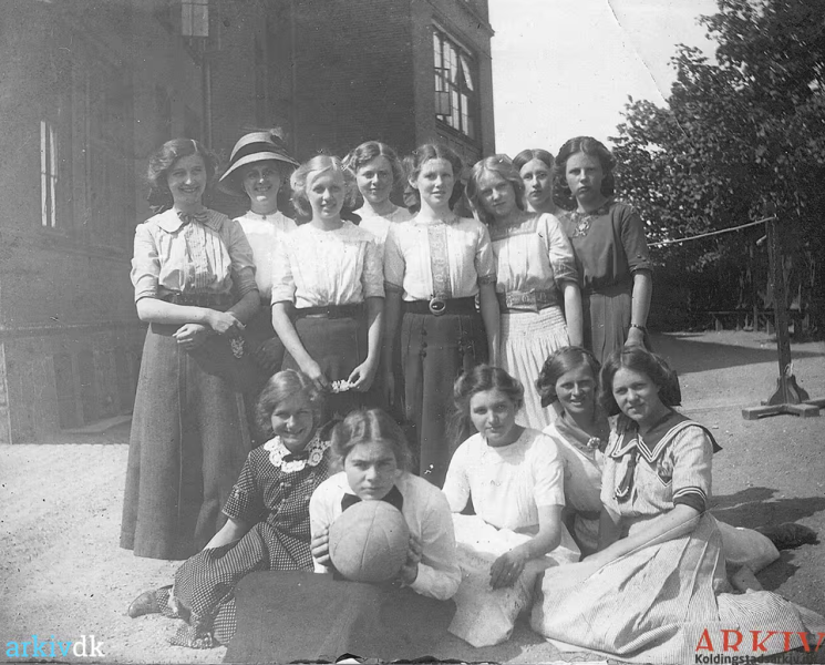 Fil:B30135 Kolding Døtreskole ca 1930.png