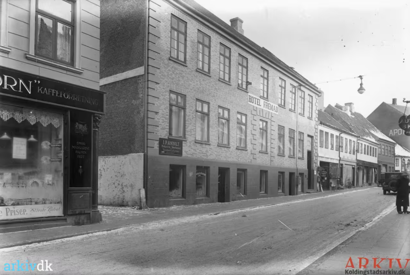 Fil:B2770 Låsbygade 12-14 ca 1920.png