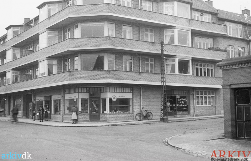 Fil:B3928 ukendt fotograf 1939 Hjørnet Agtrupvej Dreyersvej.png