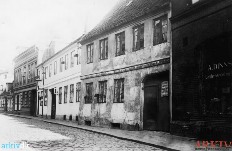 Fil:B6569 Vestergade 15 fotograf Ludvig Thomsen 1916.png