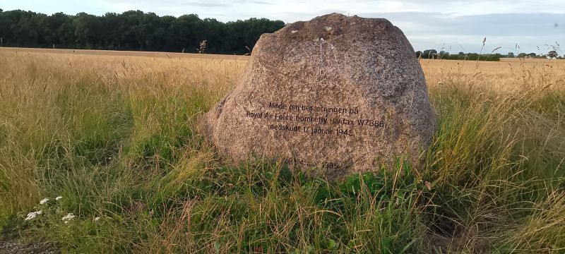 Fil:Mindesten for besætningen på HAL W7886.jpg