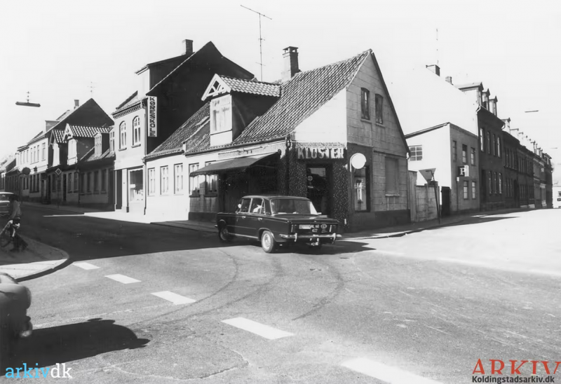 Fil:B22081 Hjørnet ved Katrinegade Borgergade ca 1970 Ukendt fotograf - Slagtermester Klosters forretning.png