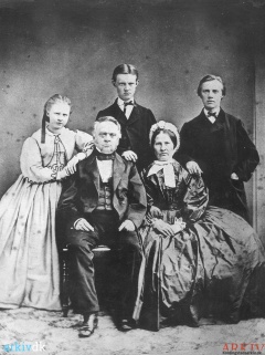 B7824 - lærer Filstrup med familie - ca 1875.jpg