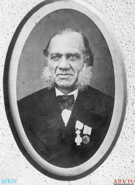 Fil:B9765 Havnefoged Christian Lykke ca 1870.png