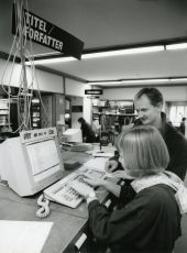 Edb blev en integreret del af arbejdslivet i løbet af 1990erne. Her viser bibliotekar en låner, hvordan bøgerne søges frem. Fotograf: Orla Lund.