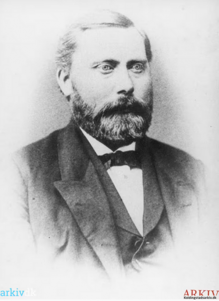 Fil:B15765 Glumsøe lærer ca 1859.png