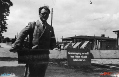 B329 befrielsen maj 1945 tromlefører Thomsen ved afspærring.png