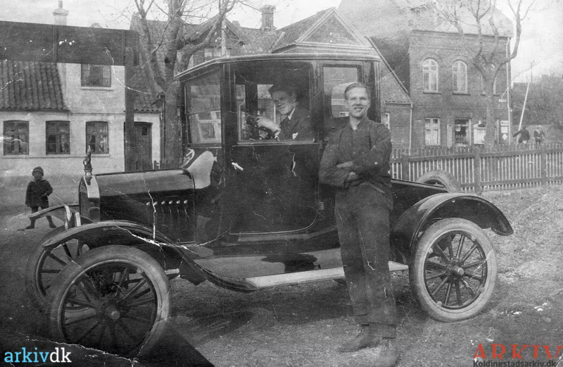 Fil:B3941 - Gammel Ford på Agtrupvej - ca 1922.png