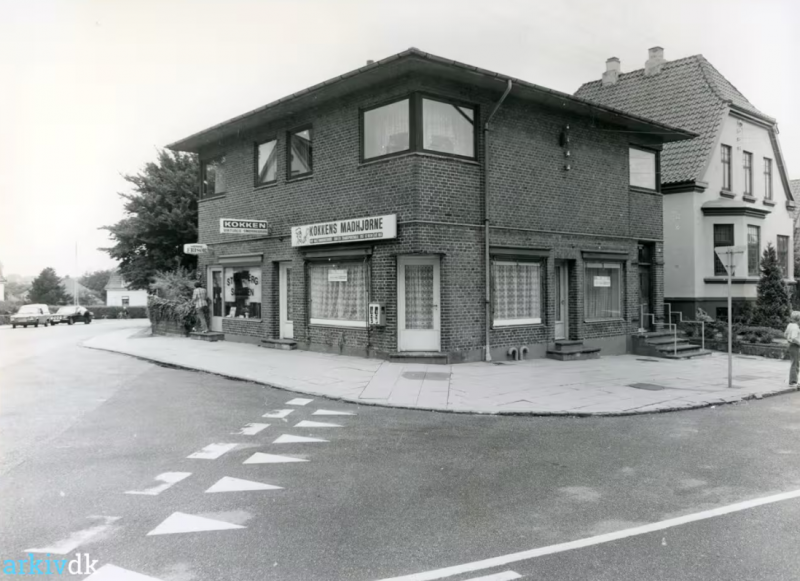 Fil:B16618 hjørnet Lykkegårdsvej Læssøegade - Stejlbjerg Salonen - Kokkens Madhjørne Ca 1980 ukendt fotograf.png
