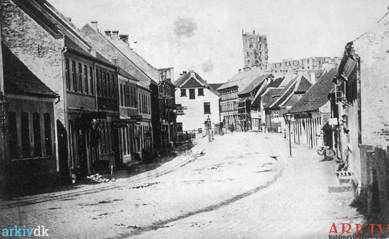 Fil:B34102 Søndergade 1875.png