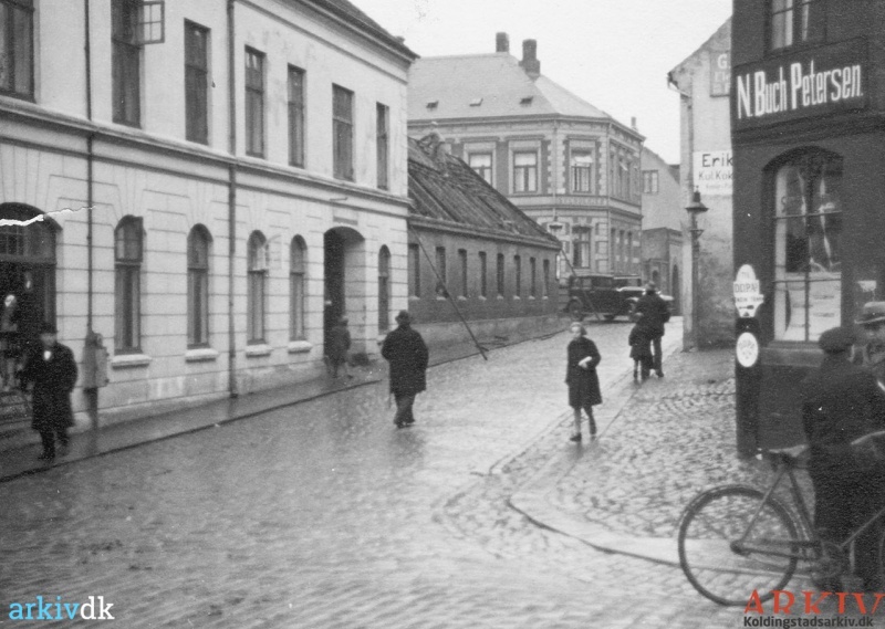 Fil:B21277 - Låsbystræde - ca 1920.jpg