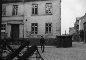 Tysk skydestilling på hjørnet af kolegade og Blæsbjerggade. Til venstre ses en pigtrådsbom til afspærring af Skolegade. Kolding Stadsarkiv, Fotograf N. N.
